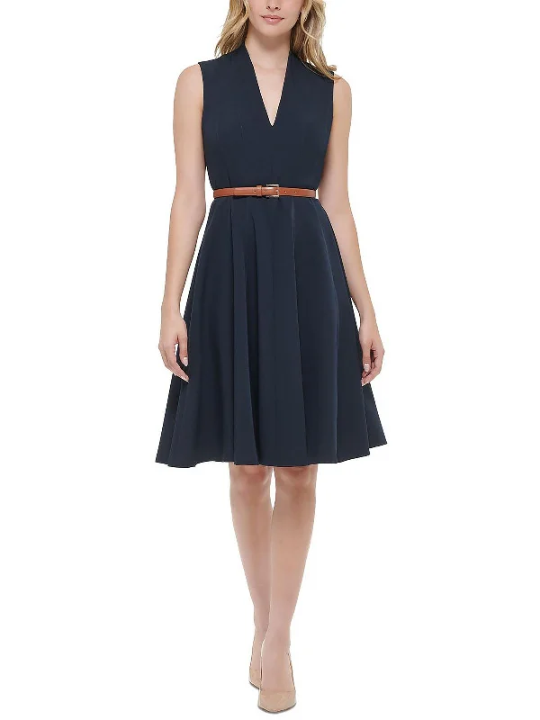 Vintage-Modern Style Offers Urban Sophistication Womens V-Neck Sleeveless Fit & Flare Dress